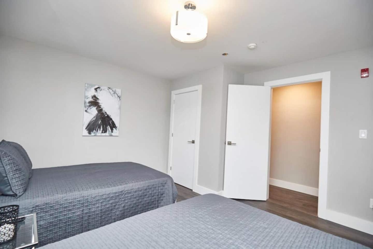 Clifton Hill Hideaway 2B -Two Bedroom Condo Niagara Bagian luar foto